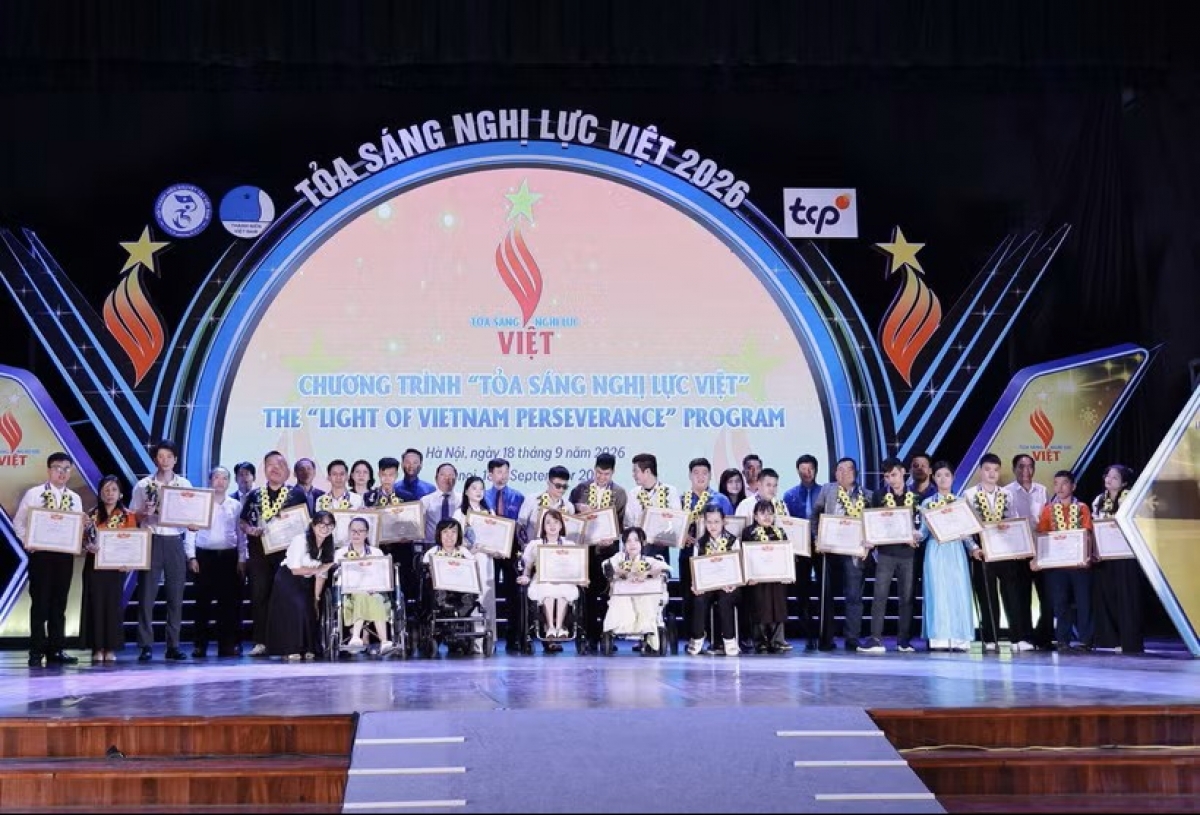 Chương trình vinh danh 22 thanh niên khuyết tật tiêu biểu. (Ảnh: Vietnam+)