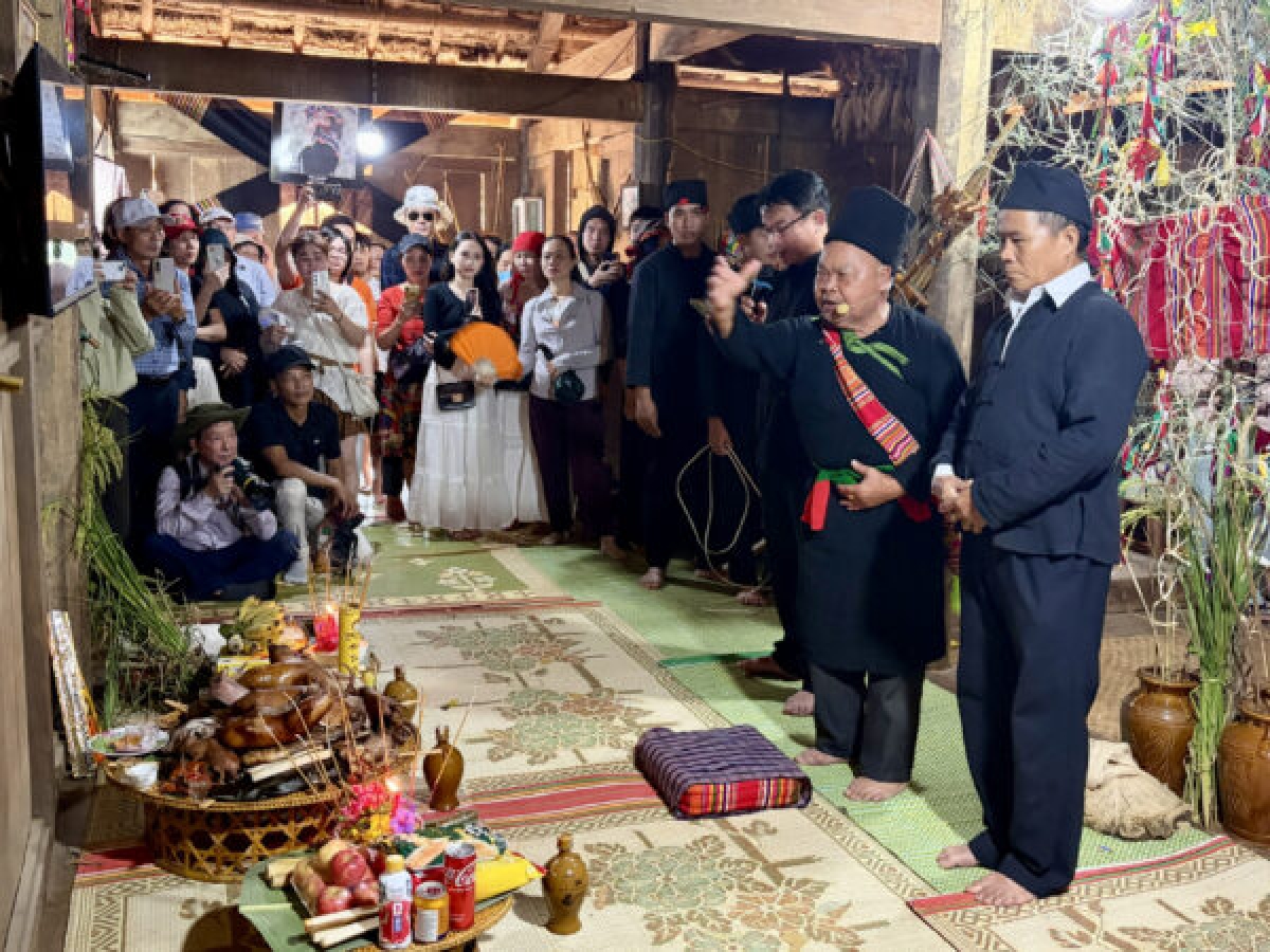 Gru ieu yang ngak dom Adat uan akaok padai bahrau