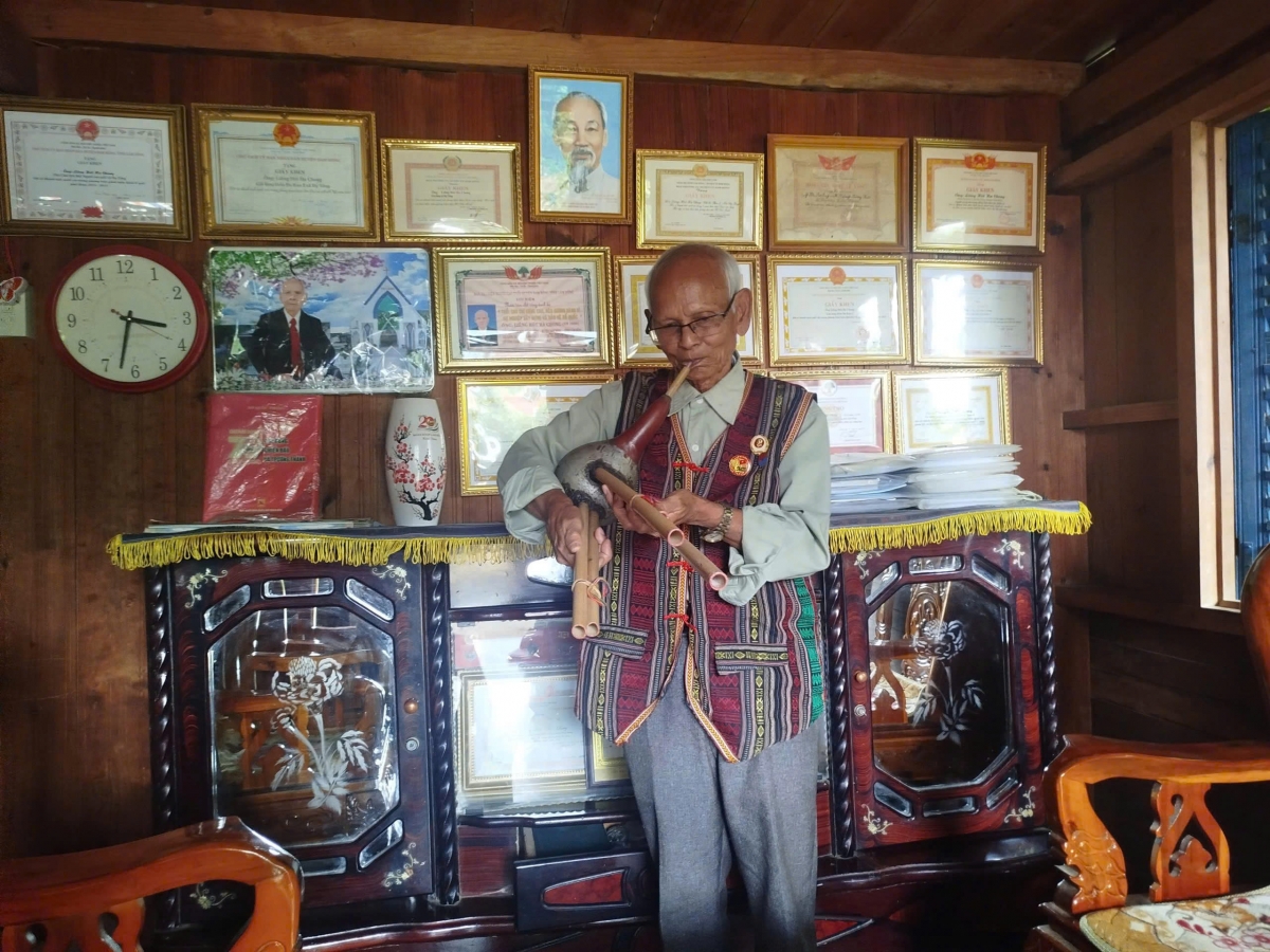 Ơi Liêng Hót Ha Chong ayup đing kơm buôt čơkă tuai