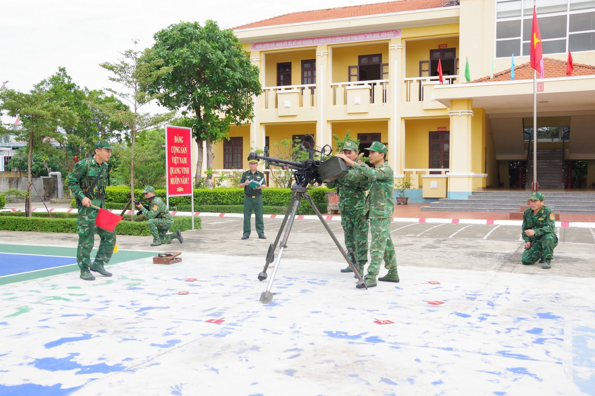 Kiểm tra thực hành chỉ huy khẩu đội súng máy phòng không 12,7mm (Ảnh: Hải Thượng)