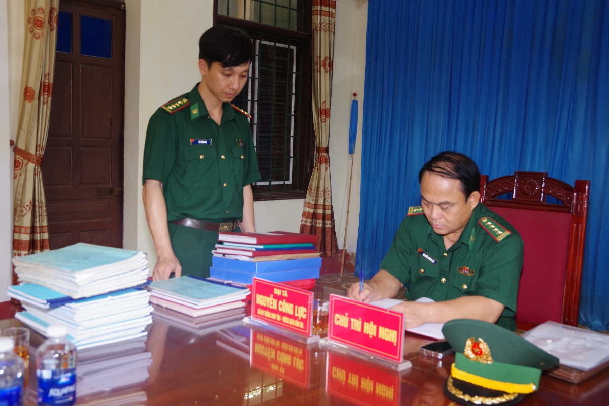 Đại tá Nguyễn Công Lực, Chỉ huy trưởng Ban Chỉ huy BĐBP Nghệ An kiểm tra hồ sơ của đồn BP cửa khẩu cảng Cửa Lò - Bến Thủy (Ảnh: Hải Thượng)