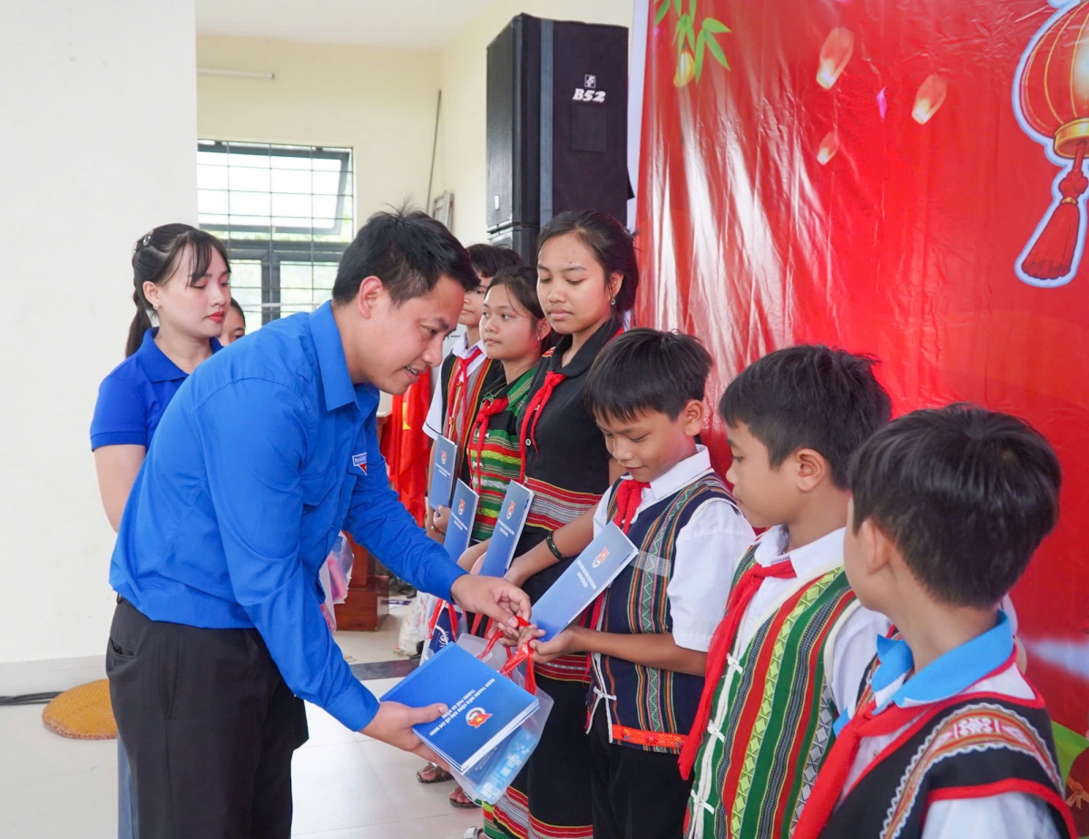 Trao quà Trung thu tặng học sinh khó khăn ở xã miền núi Đắc Pring.
