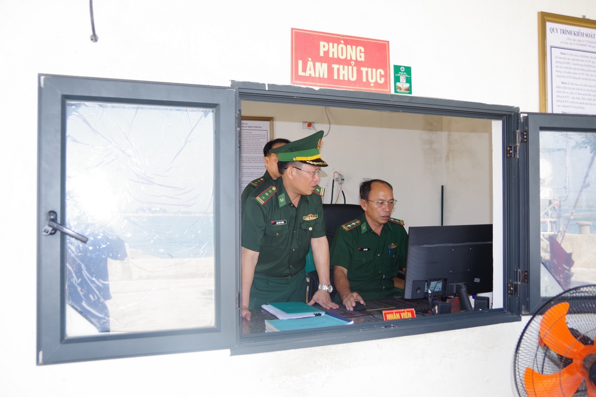 Kiểm tra công tác đăng ký tàu cá xuất nhập cảng và công tác phòng chống IUU (Ảnh: Hải Thượng)