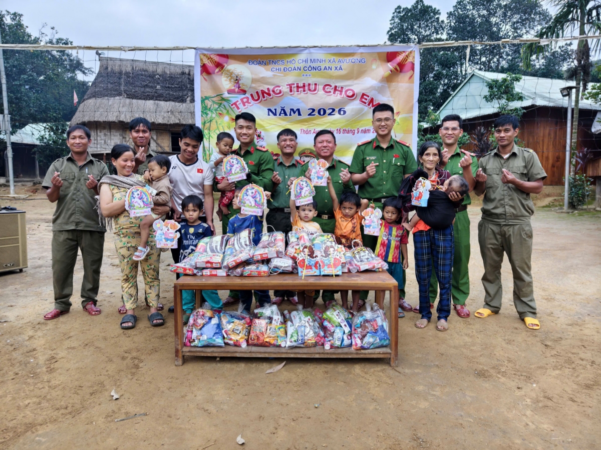 Công an xã Avương phối hợp với lực lượng tham gia bảo vệ an ninh, trật tự ở cơ sở tổ chức chương trình tặng quà cho trẻ em thôn Aur. Ảnh: Công an cung cấp