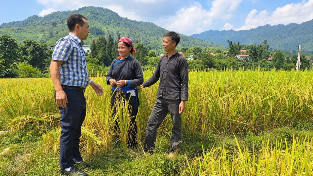 Anh Chấu Seo Sẻng (Phó Chủ tịch UBND xã) trò chuyện với vợ chồng chị Hoàng Thị Điếp ( Ảnh: An Kiên)
