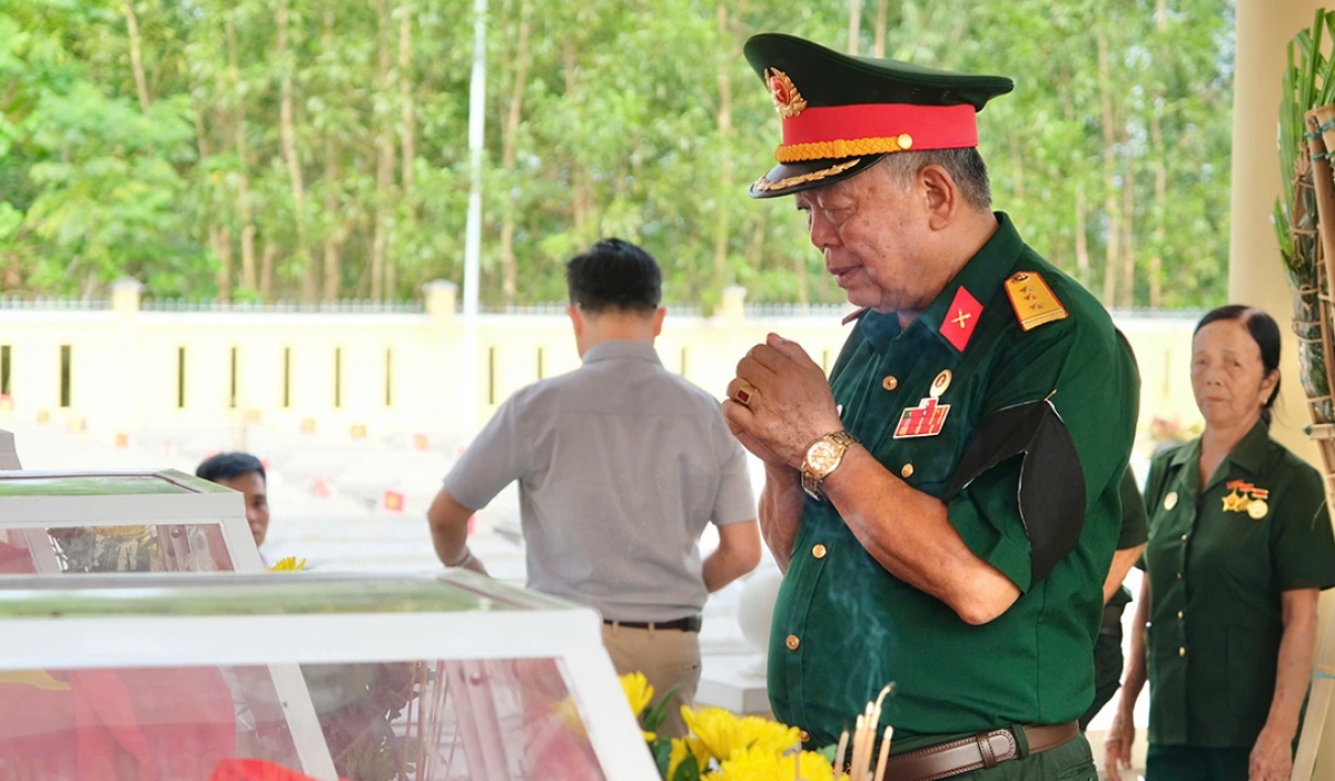 Cựu binh Trung đoàn 575 Pháo binh không giấu được niềm xúc động khi dự lễ truy điệu, an táng đồng đội ( Ảnh: Thành Long)