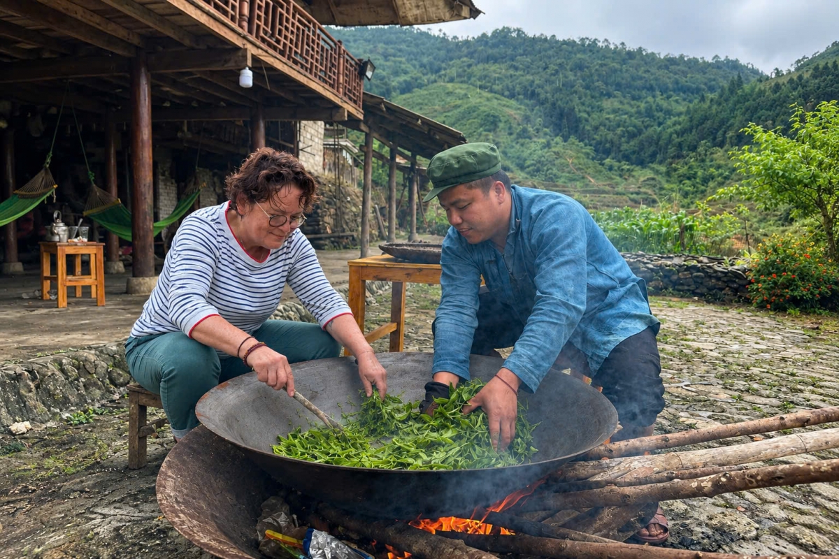 Vàng A Bình (áo xanh) hướng dẫn du khách Tây tự tay sao chè cổ thụ (Ảnh: An Kiên)