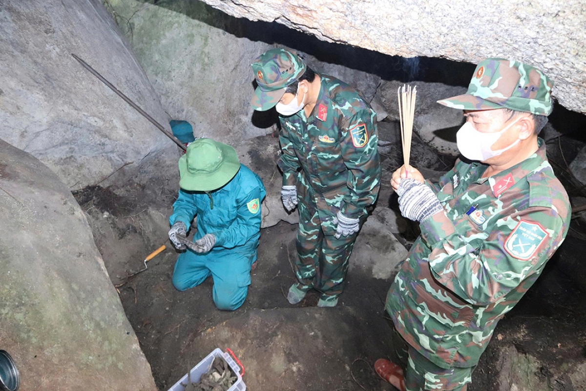 Thiếu tá Nguyễn Văn Lâm, Phân đội trưởng Phân đội 3, Đội tìm kiếm, quy tập hài cốt liệt sĩ thắp hương xin anh linh các bác liệt sĩ phù hộ (Ảnh: Thành Long)