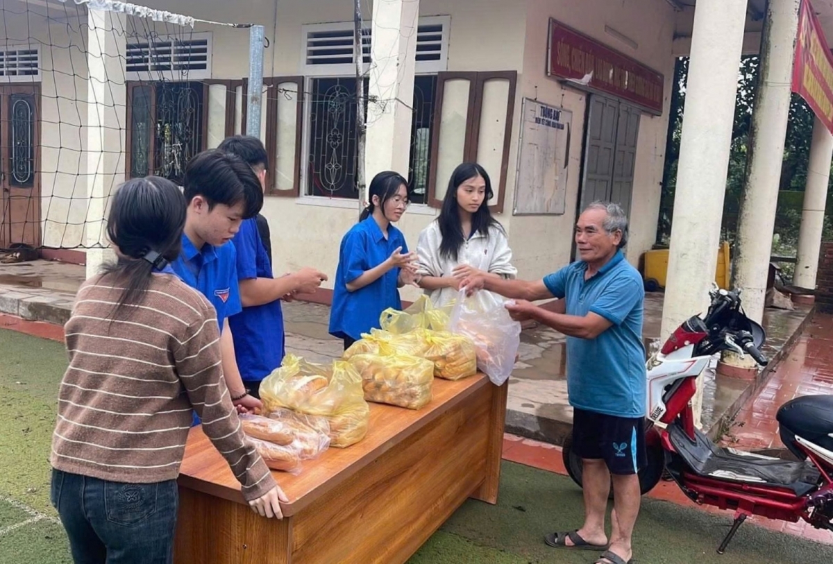 Hỗ trợ bữa sáng giúp đỡ người dân vùng ngập lụt. Ảnh: Thanh Hiếu