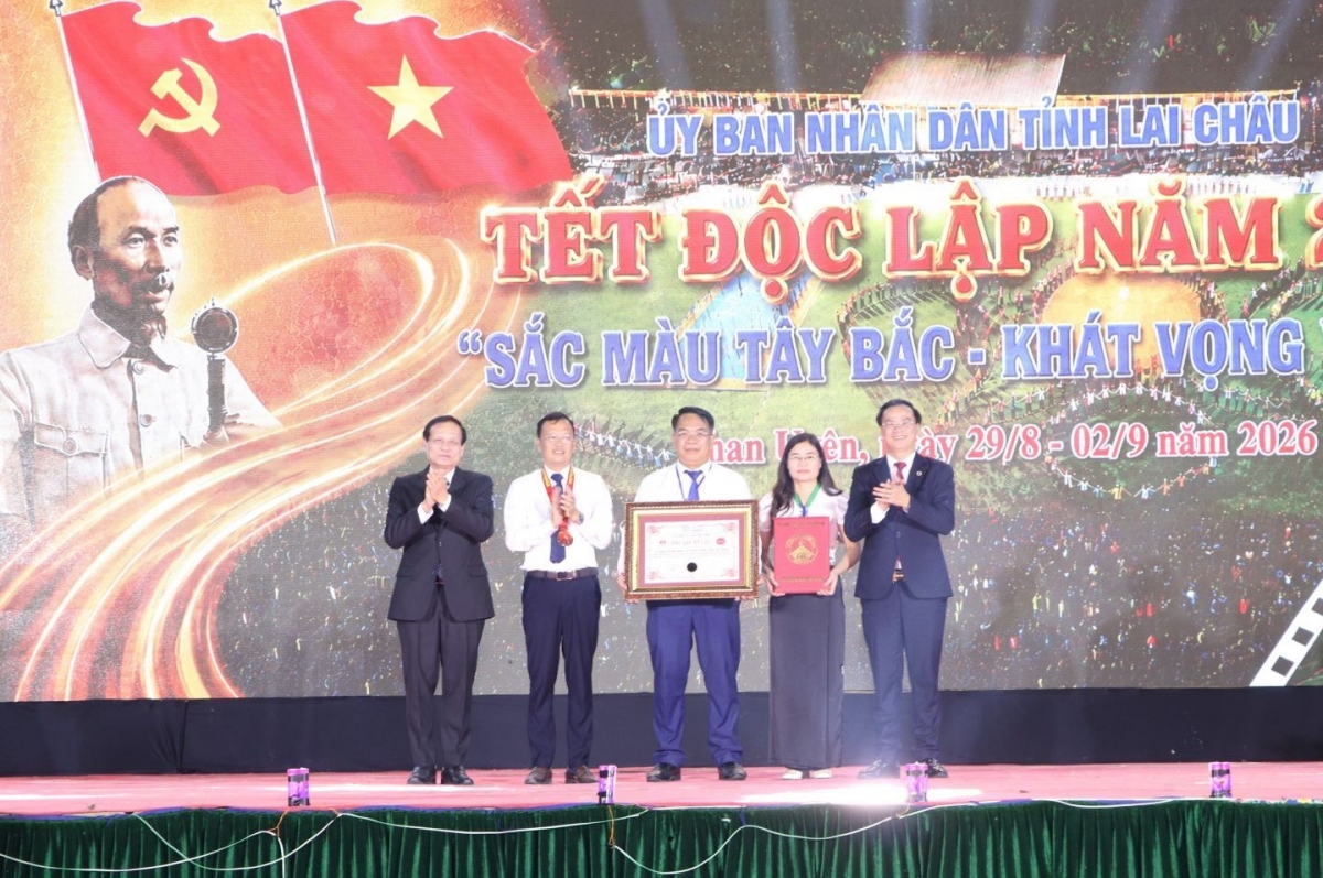 Hội đồng xác lập kỷ lục Việt Nam trao Bằng và Kỷ niệm chương của Tổ chức Kỷ lục Việt Nam cho lãnh đạo xã Than Uyên (Ảnh: Khắc Kiên)