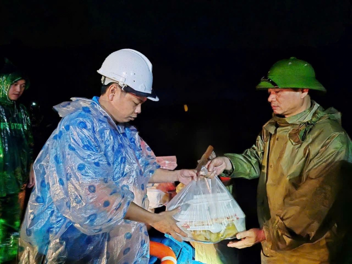 Hỗ trợ cơm nóng, nước uống cho người dân vùng lũ. Ảnh: Thanh Hiếu