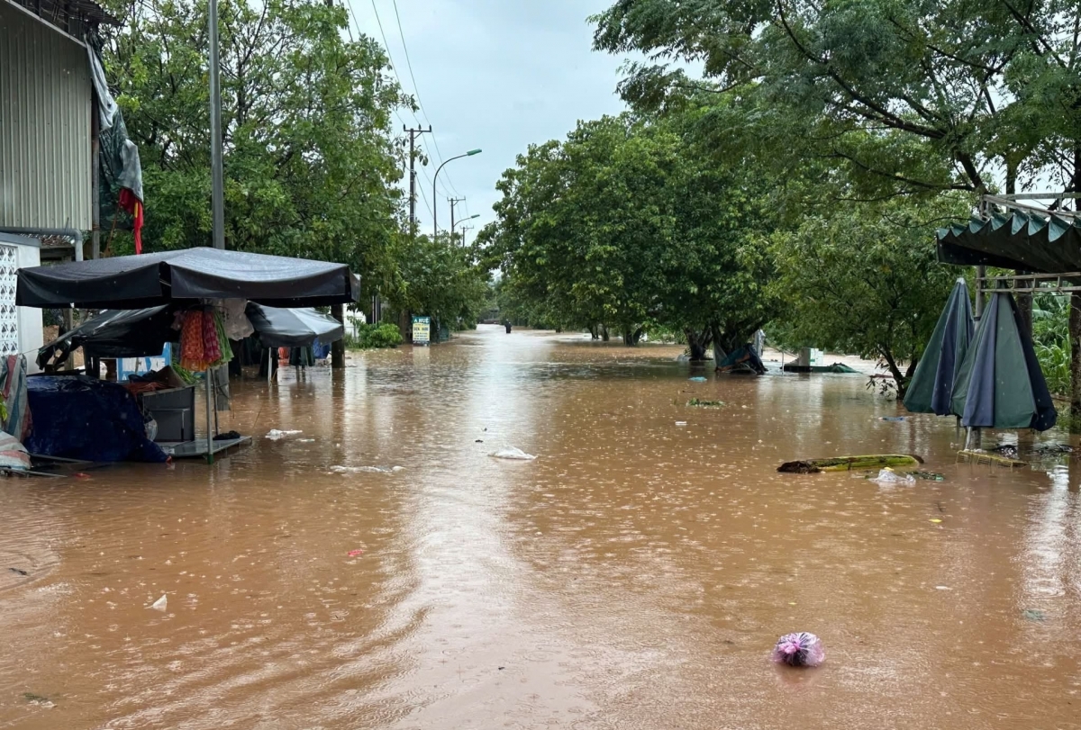 Khu vực phường Quảng Trị ven sông Thạch Hãn bị ngập lụt. Ảnh: Thanh Hiếu
