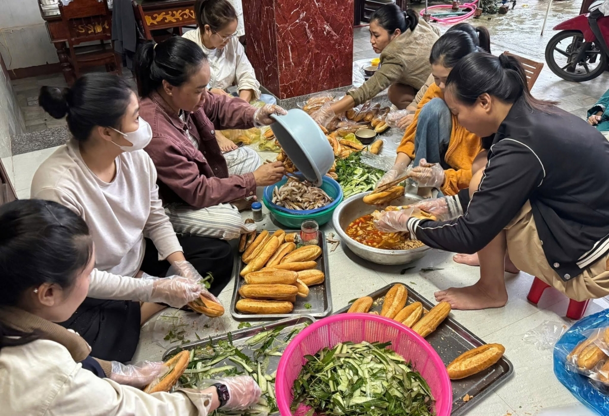 Người dân làm bữa sáng hỗ trợ bà con vùng ngập lụt tại xã biên giới Lao Bảo. Ảnh: Thanh Hiếu
