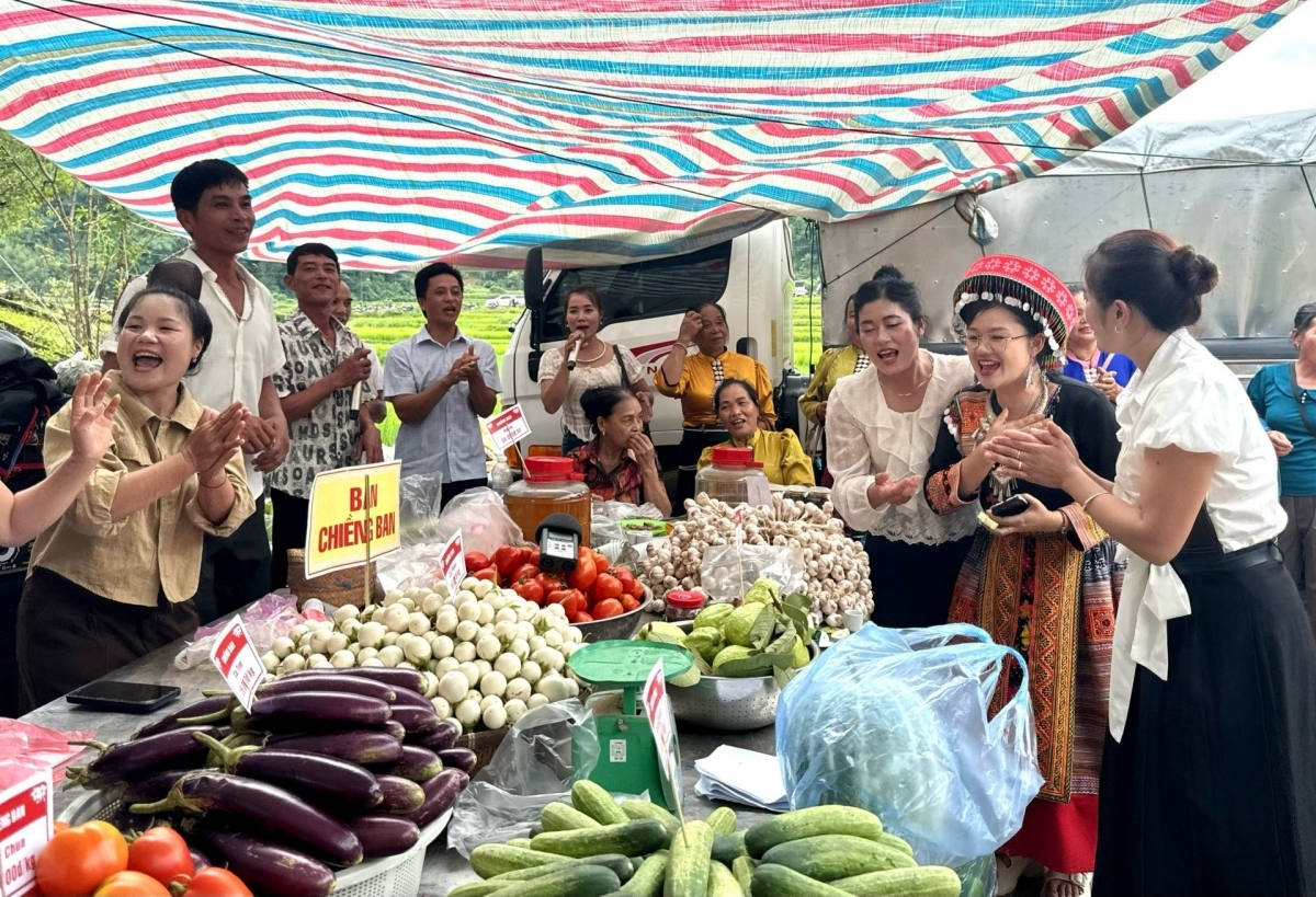 Phiên chợ là điểm hẹn của đồng bào các dân tộc sau những giờ bám nương,
bám ruộng. Ảnh: VOV-Tây Bắc
