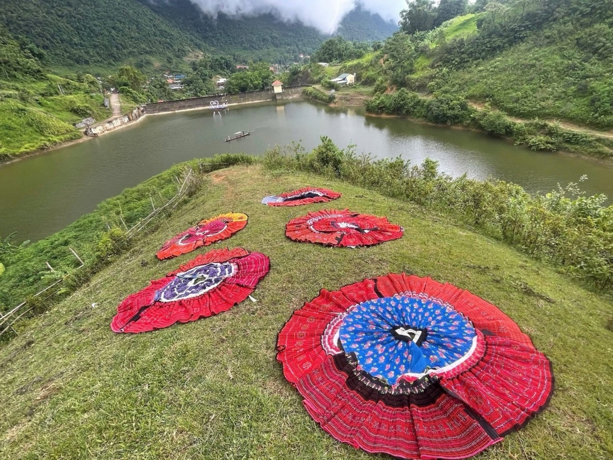 Phiên chợ là nơi tái hiện không gian văn hóa của đồng bào.