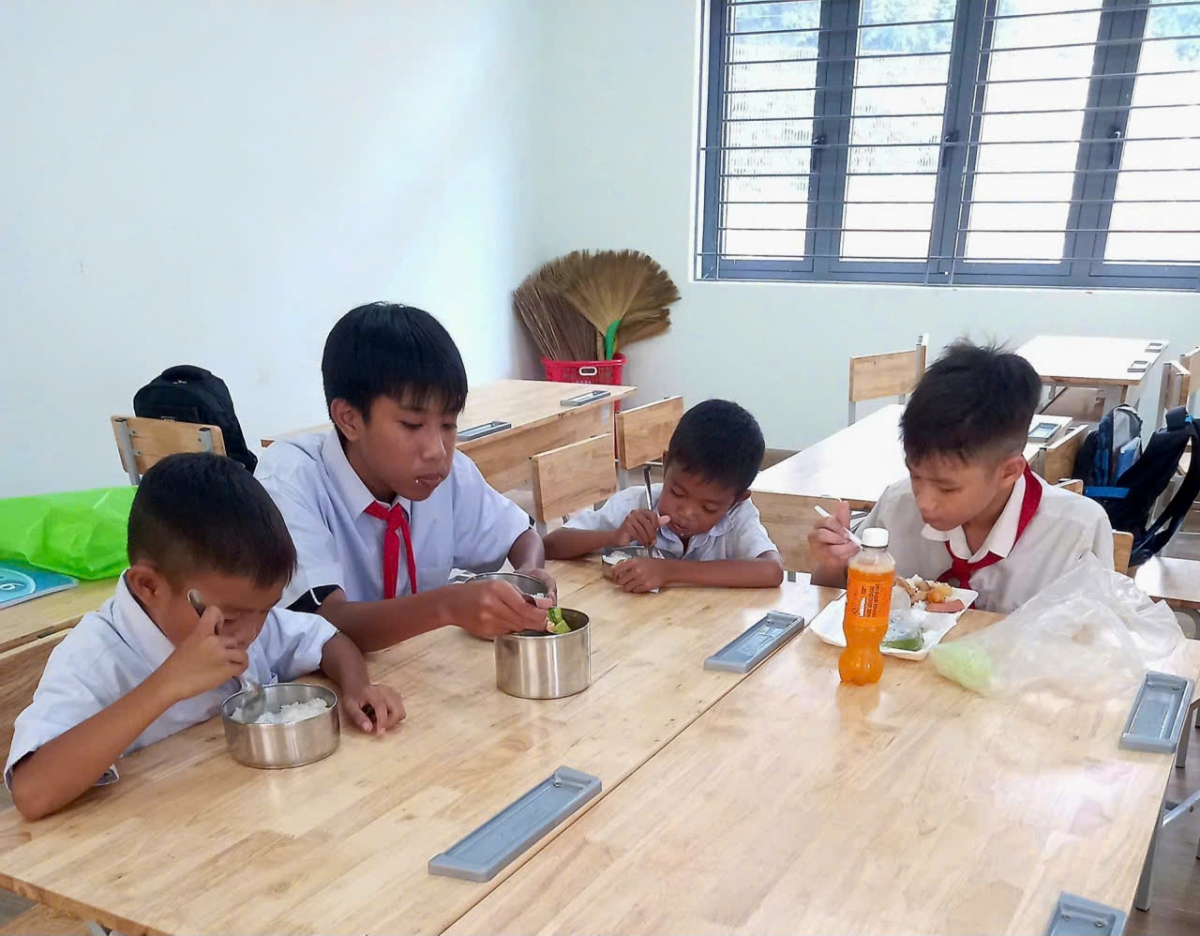 Học sinh ở xa chuẩn bị cơm để ăn buổi trưa. (Ảnh: Nguyễn Thảo)