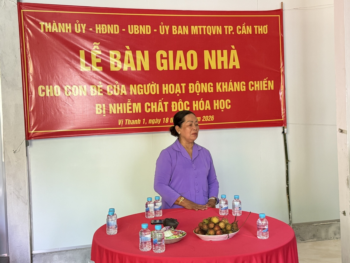 Bà Lê Thị Tiền, mẹ chị Phạm Thị Út Hương xúc động phát biểu tại buổi Lễ bàn giao nhà. (Ảnh: Tấn Phong)