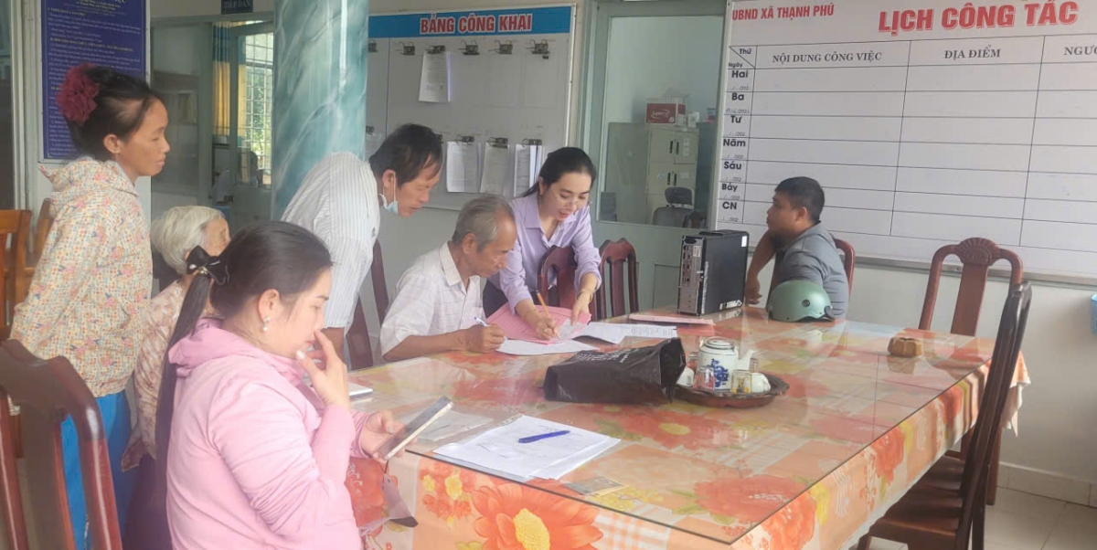 Cán bộ Trung tâm Phục vụ hành chính công xã Thạnh Phú luôn ân cần phục vụ nhân dân