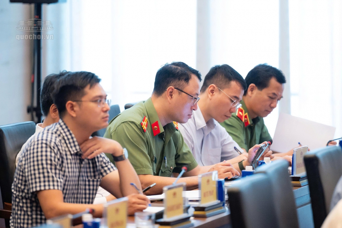 Đại diện Ban soạn thảo dự án Luật và các đại biểu tham dự Hội nghị