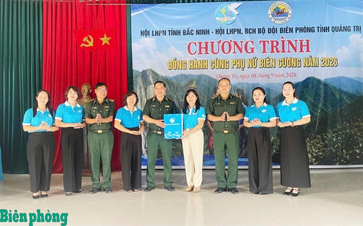 Ban tổ chức trao quà tặng cán bộ, chiến sĩ Đồn Biên phòng Ba Nang. Ảnh: Duy Thánh