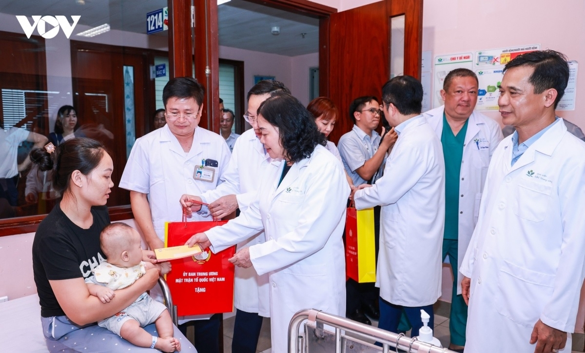 -Wa Bùi Thị Minh Hoài nsrôih ôp khâl, ntrŭt nsôr ăp kon se jê̆.