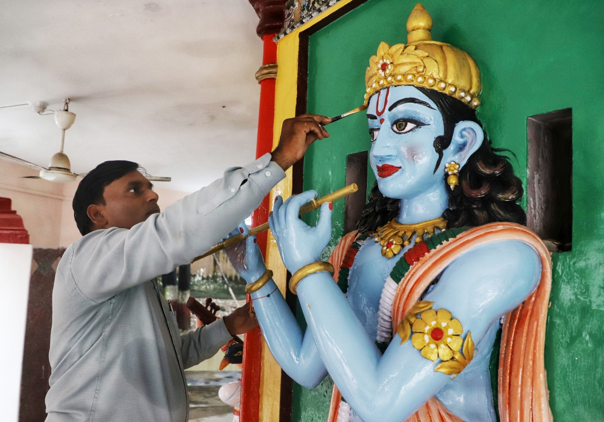Thần Krishna trong tín ngưỡng Hindu giáo tượng trưng cho tình yêu, trí tuệ, sự hài hòa và lòng từ bi. Cuộc đời và đặc biệt những câu chuyện về thời thơ ấu của Thần Krishna từ lâu đã trở thành một phần quan trọng trong đời sống tinh thần, nghệ thuật và văn hóa dân gian Ấn Độ. (Ảnh ANI)