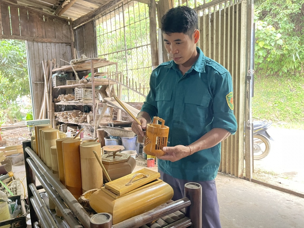 Anh Lý Văn Cương tự nghiên cứu, tìm tòi để làm ra những mẫu sản phẩm thủ công từ tre, trúc (Ảnh: Công Luận)