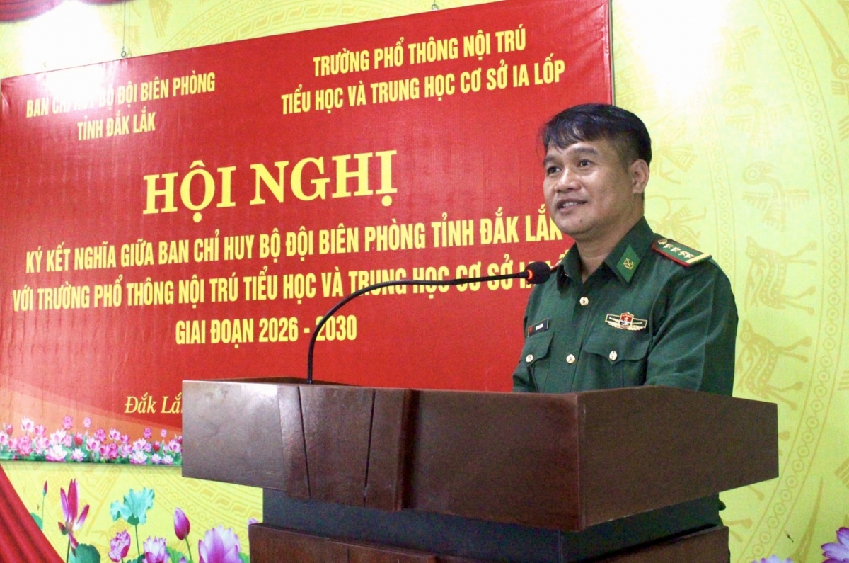 Đại tá Rơ Lan Ngân, Phó Chính ủy Ban Chỉ huy Bộ đội Biên phòng tỉnh Đắk Lắk phát biểu tại lễ kết nghĩa. Ảnh: CTV Ngọc Lân
