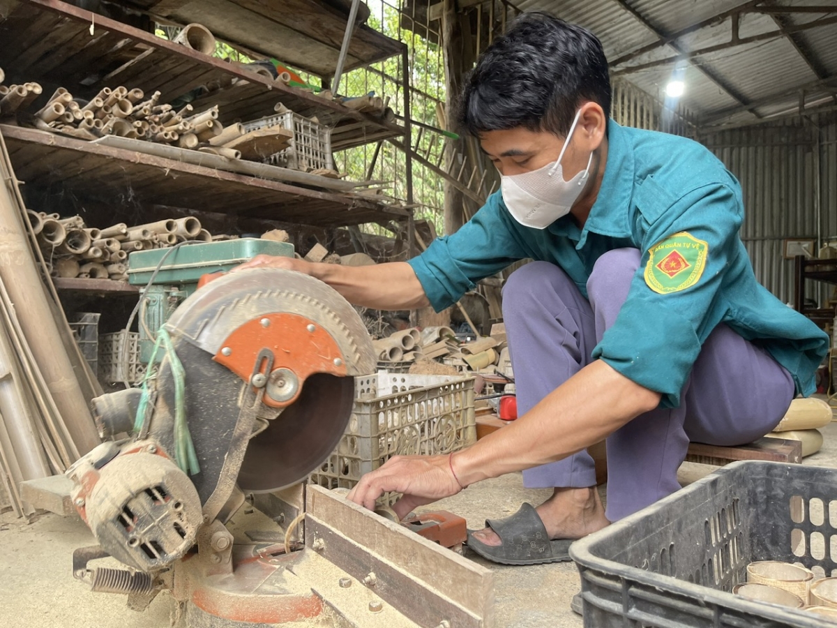 Anh Cương mạnh dạn đầu tư nhà xưởng, máy móc để phát triển nghề tre, trúc. (Ảnh: Công Luận)