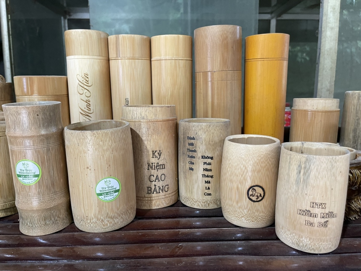 Những chiếc ly, cốc, hộp đựng đồ được anh Cương chế tạo theo đơn đặt hàng. (Ảnh: Công Luận)
