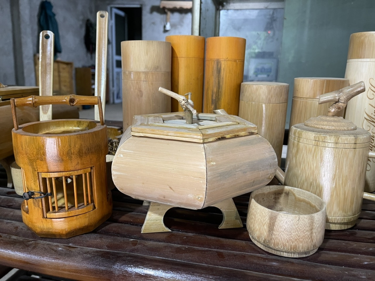 Sản phẩm độc đáo từ tre, trúc được tạo nên từ bàn tay khéo léo của anh Cương. (Ảnh: Công Luận)
