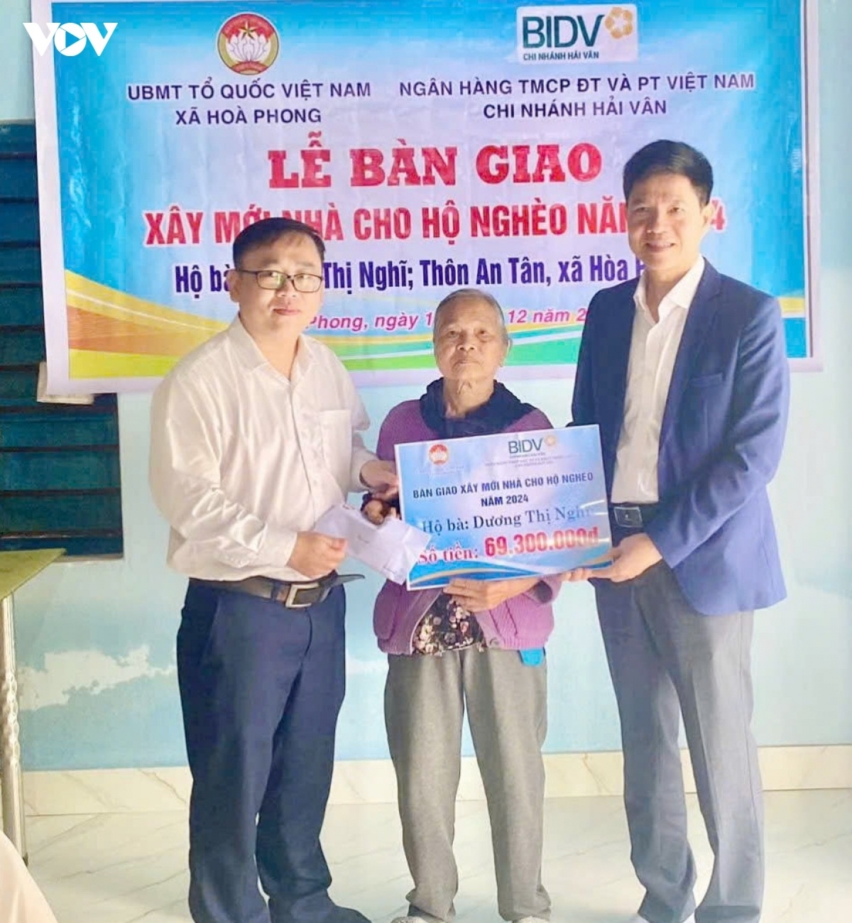Lễ bàn giao nhà cho hộ nghèo