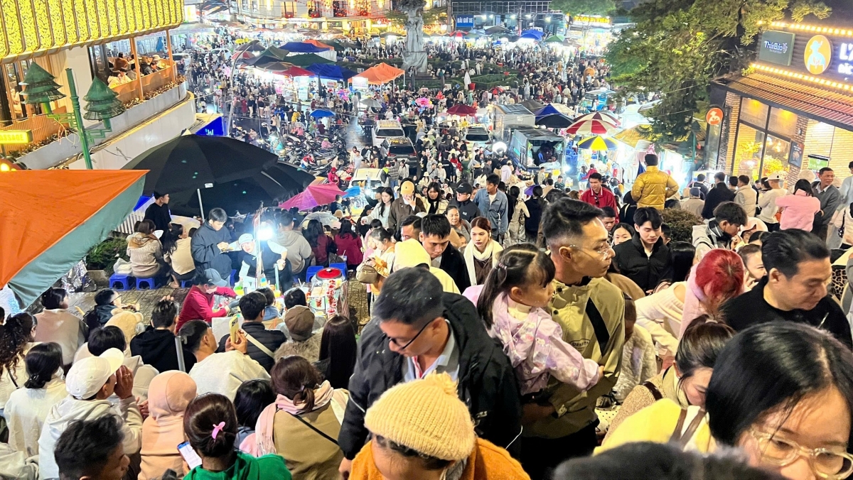 
Hơnih kơchơ Đà Lạt ƀĕnh kon pơlei, tơmoi chă tơmang lăng lơ̆m năr pơdơh lêh Quốc khánh 2/9.