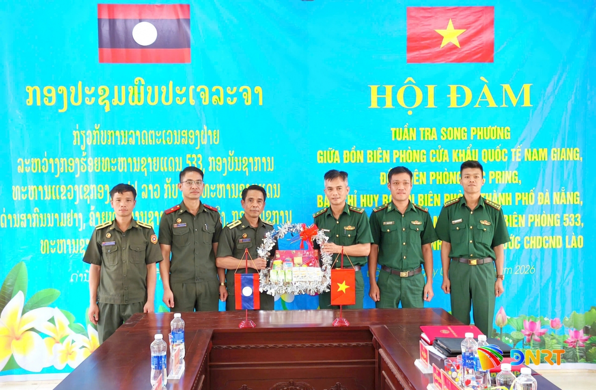 Đồn Biên phòng cửa khẩu quốc tế Nam Giang tặng quà Đại đội Biên phòng 533. Ảnh: VĂN VINH