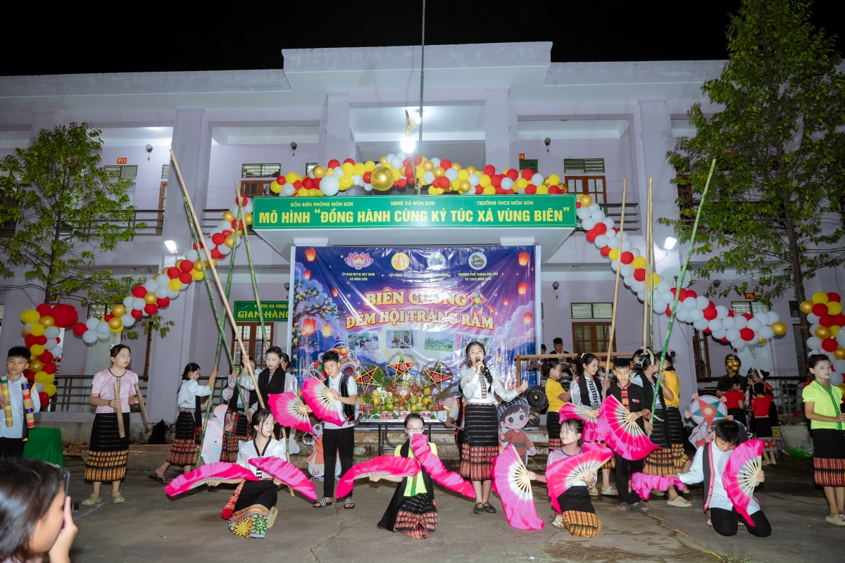 Các học sinh lớp truyền dạy của nghệ nhân Lương Văn Nghiệp biểu diễn tại Đêm hội trăng rằm xã Môn Sơn. Ảnh: Đức Tình.
