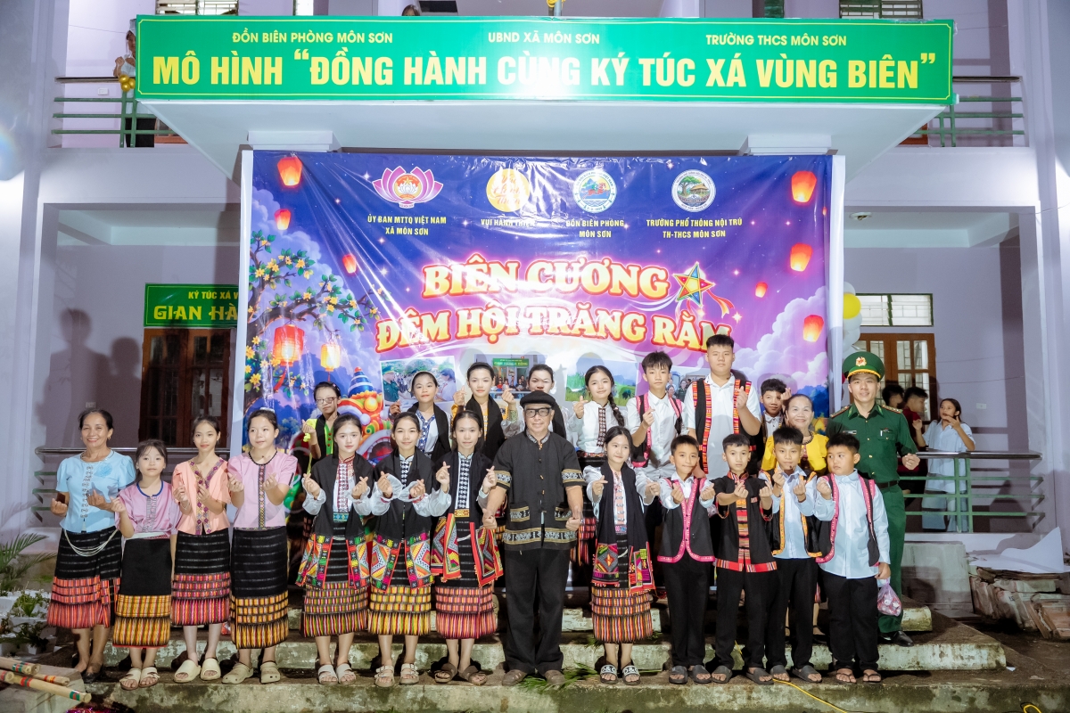 Ông Lương Văn Nghiệp cùng lớp truyền dạy khóa mới nhất tại Đêm hội trăng rằm xã Môn Sơn - Ảnh: Đức Tình.