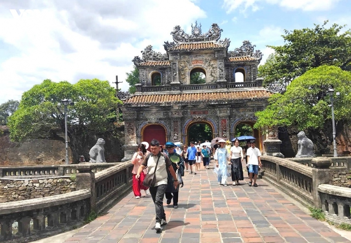 Du khách đến thăm khu di sản Huế