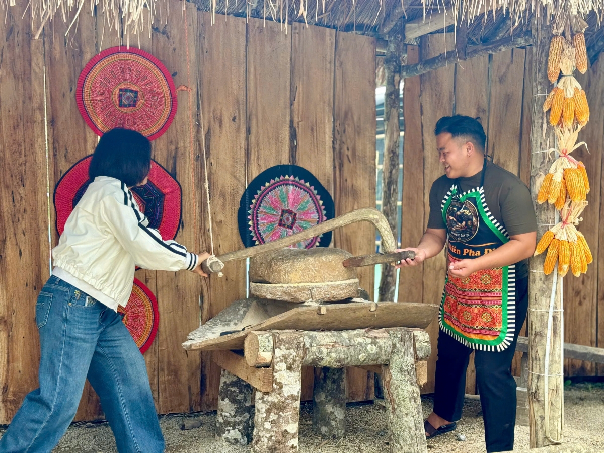 Những nét đẹp trong lao động, sản xuất, văn hóa truyền thống của đồng bào cũng được đưa đến gần hơn...(Ảnh: Lê Hạnh)