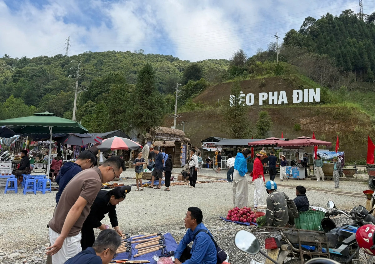 Không gian văn hóa hòa cùng hương sắc vùng cao nơi đỉnh đèo Pha Đin, hứa hẹn sẽ thành điểm dừng chân lý tưởng trên cung đường du lịch Sơn La, Tây Bắc. (Ảnh: Lê Hạnh)