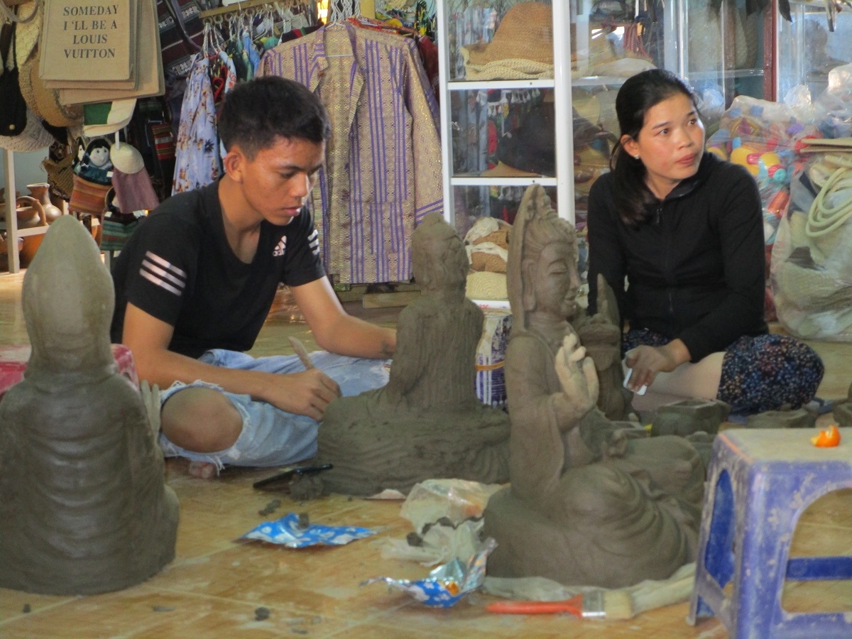 Các nghệ nhân trẻ ngày càng quan tâm đến nghề truyền thống của dân tộc mình ( Ảnh: Đoàn Sĩ)
