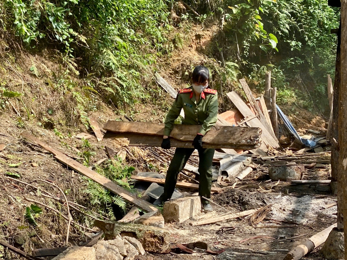 Từ một ngày lương và những ngày công trực tiếp tại cơ sở, phong trào đang giúp các hộ khó khăn có nơi ở an toàn hơn, đồng thời tạo thêm điều kiện để họ ổn định cuộc sống sau khi căn nhà hoàn thành. (Ảnh: CTV Ngọc Ánh)