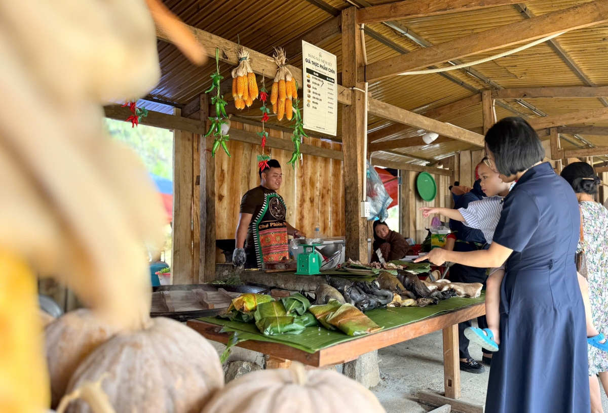 Cũng tại Pha Đin Top, những không gian văn hóa của đồng bào được tái hiện sống động... (Ảnh: Lê Hạnh)
