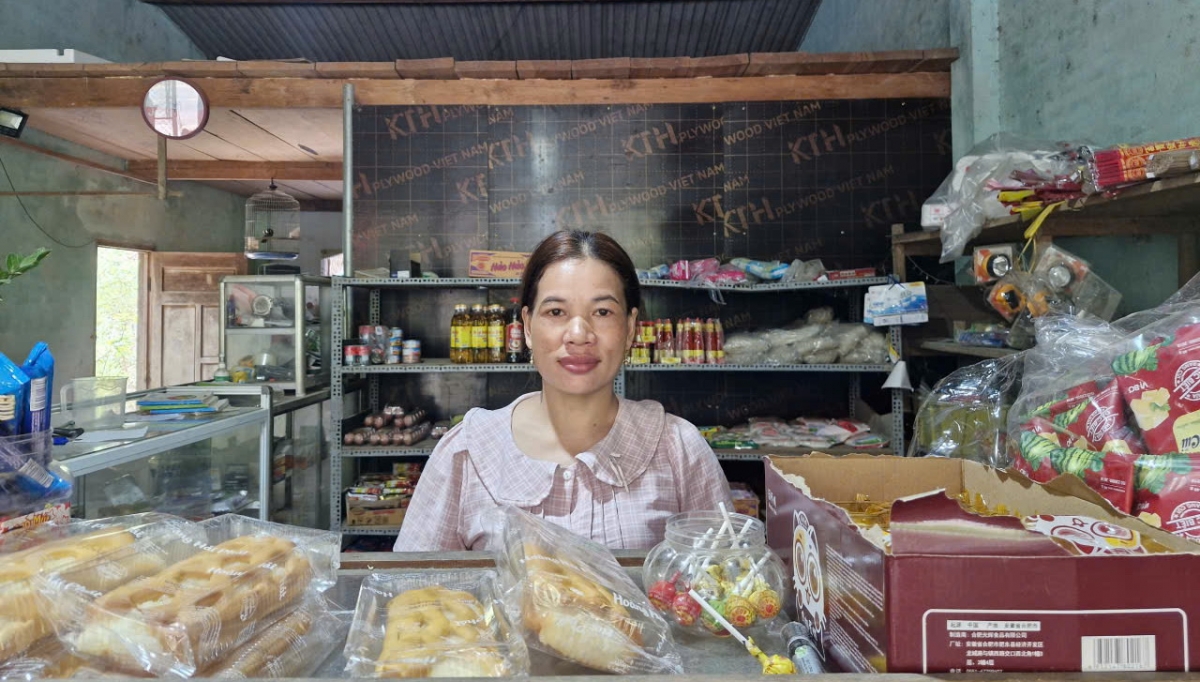 Nhờ bán tạp hóa và đầu tư chăn nuôi, làm vườn, chị Bhnướch Thị Blắc, xã A Vương, TP. Đà Nẵng thoát nghèo và vươn lên làm giàu.(Ảnh:Tuyết Lê)