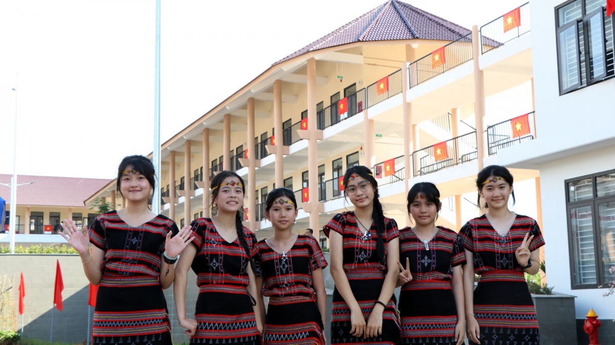 Niềm vui ngày tựu trường của học sinh J'rai (Ảnh: VOV Tây Nguyên)