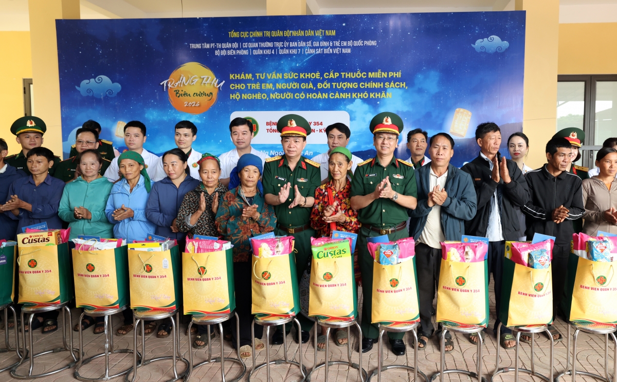 Đại tá Hà Duy Dương- Giám đốc Bệnh viện Quân y 354 và Đại tá Nguyễn Văn Hoan, Phó giám đốc Trung tâm PT-TH Quân đội trao quà cho các hộ gia đình khó khăn (Ảnh: Phan Giang)