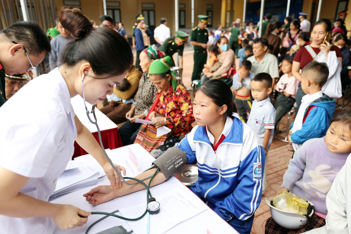 Các y bác sĩ tận tình khám chữa bệnh cho người dân và trẻ em Na Ngoi (Ảnh: Phan Giang)