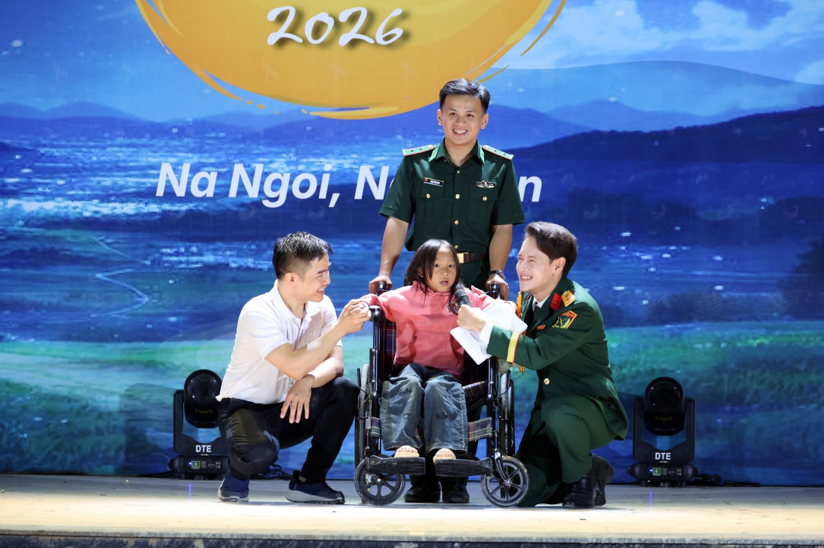 Em Lầu Y Ồng bày tỏ ước mơ được đi lại tung tăng như các bạn đến trường (Ảnh: Phan Giang)