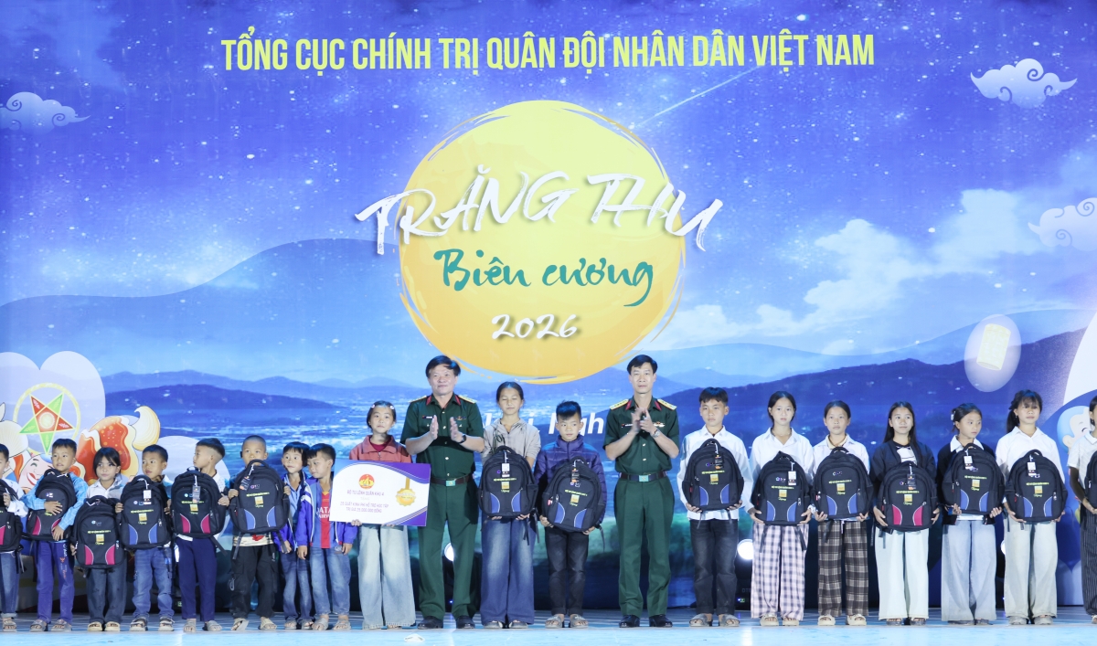 Nhiều phần quà đến với các em nhỏ vùng biên giới đón chào năm học mới (Ảnh: Phan Giang)