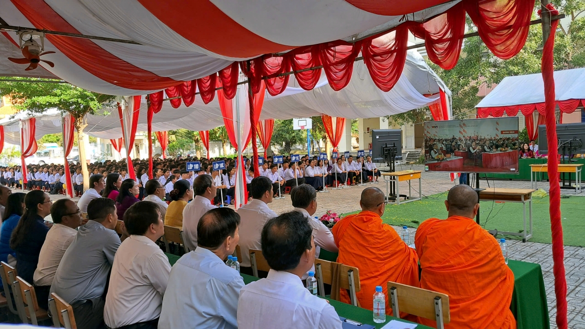 Lãnh đạo và Ban Giám hiệu cùng học sinh Trường Phổ thông Dân tộc Nội trú THPT Trà Vinh theo dõi chương trình trực tiếp khai giảng năm học mới. Ảnh: Thạch Trà Vinh/VOV ĐBSCL
