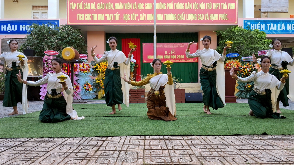 Tiết mục văn nghệ khai giảng năm học mới tại Trường Phổ thông Dân tộc Nội trú THPT Trà Vinh, tỉnh Vĩnh Long. Ảnh: Thạch Trà Vinh/VOV ĐBSCL
